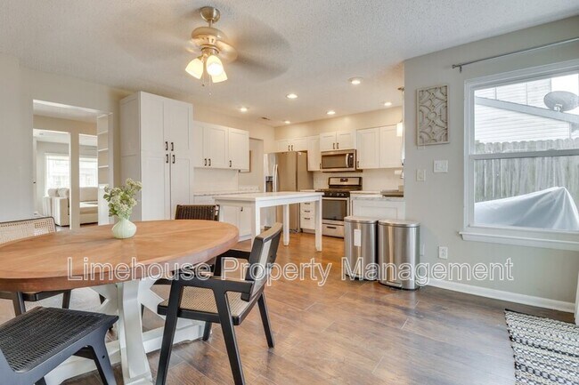 Building Photo - 749 Quesnel Dr