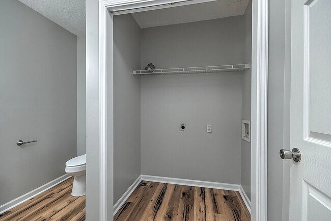 Building Photo - Charming Renovated 2 bedroom/ 3 bath Townhome Near Bristol Country Club – Prime Location!