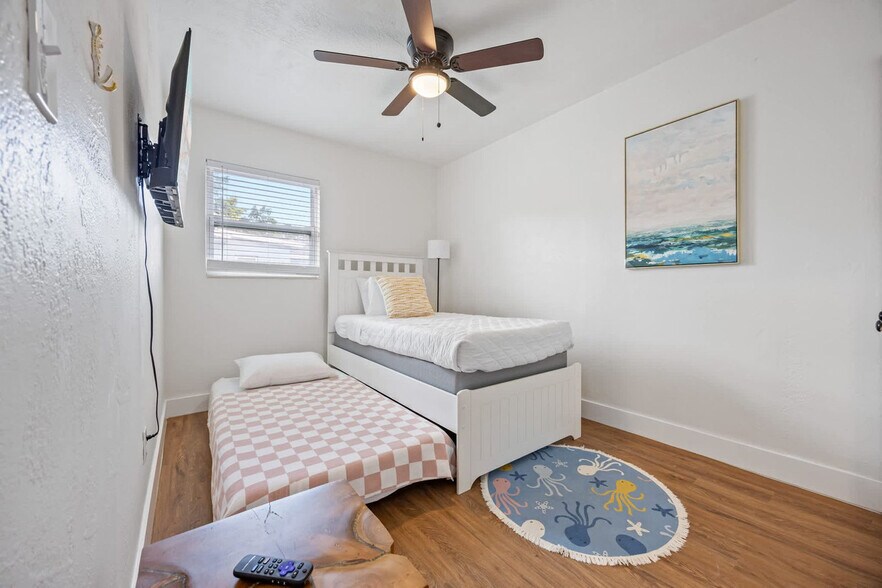 Building Photo - 489 Seacrest Ave