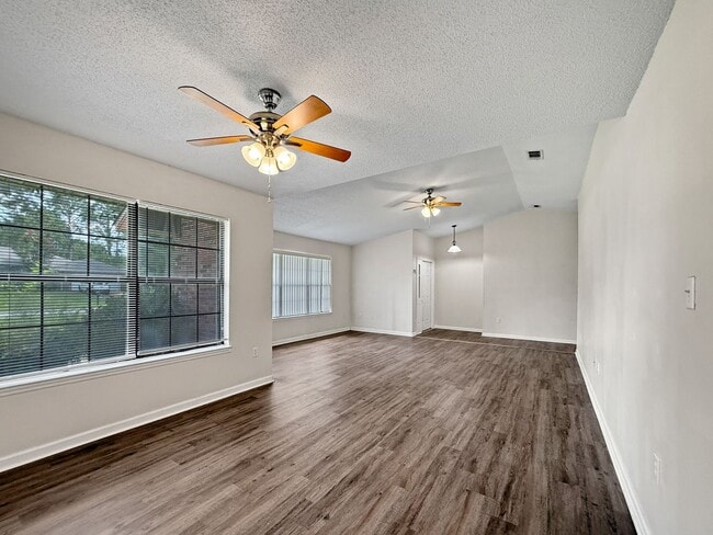 Building Photo - Charming Navarre Home with Hardwood Floors...
