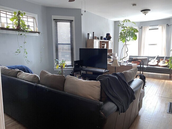 Building Photo - 3926 W Byron St