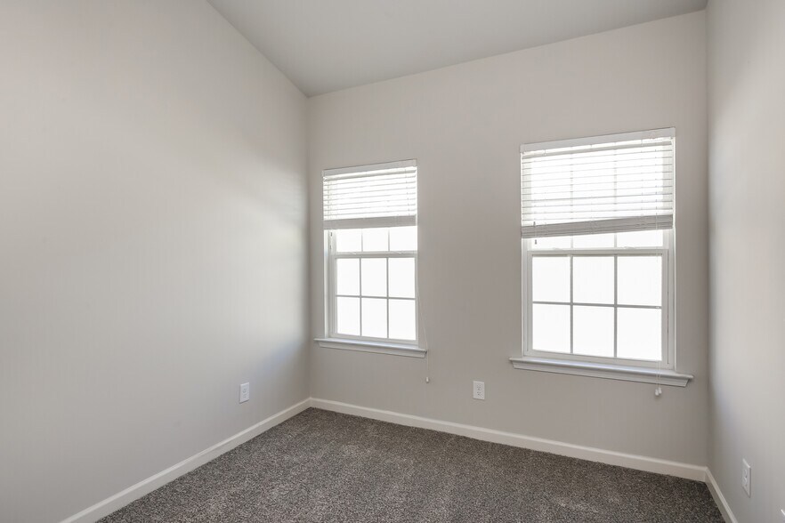 Building Photo - 67 Madaline Ln