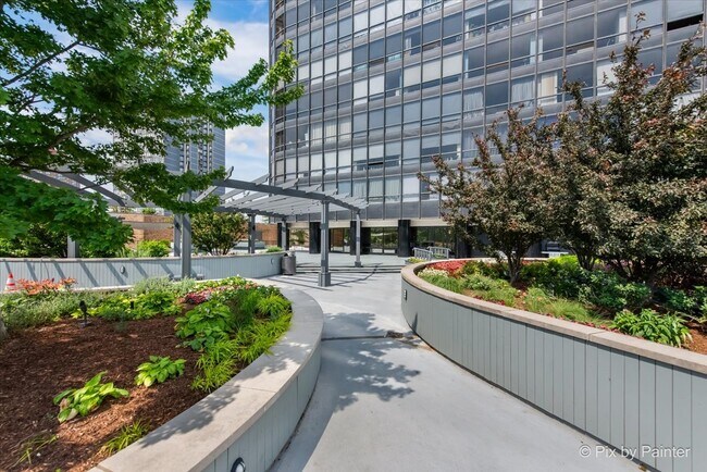 Building Photo - 5415 N Sheridan Rd
