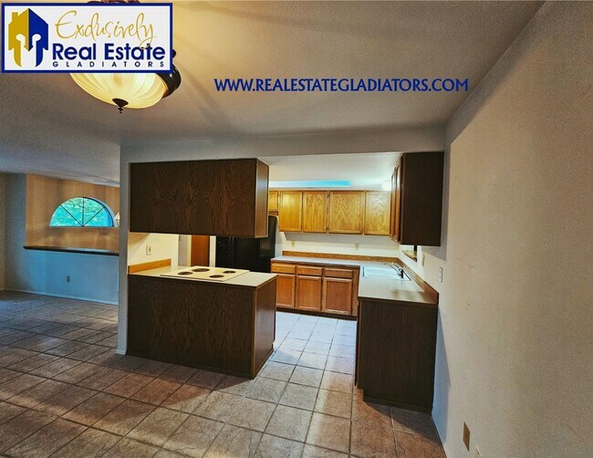 Building Photo - 4 Bed 2.5 Pet Friendly Home in Wilderness Rim
