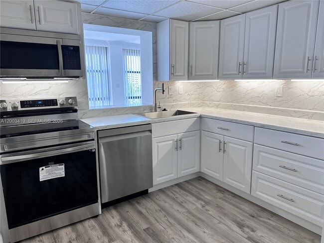 Building Photo - 800 Parkview Dr