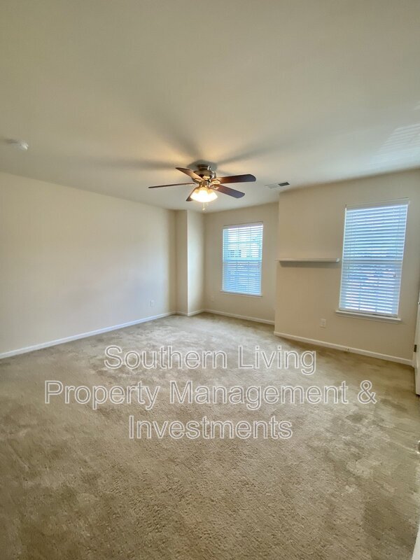 Building Photo - 2601 Silverthorn Dr