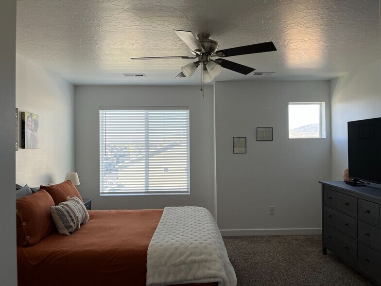 Building Photo - 1112 E Hatch Row