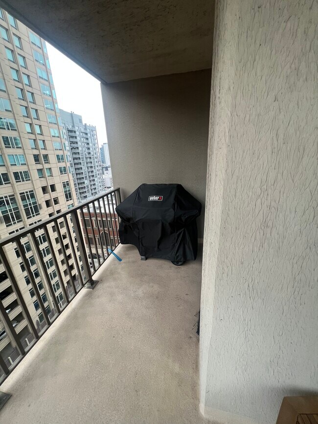 Building Photo - 635 N Dearborn St