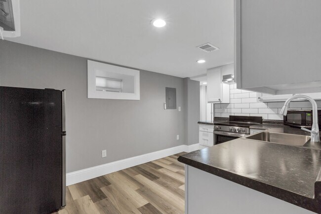 Building Photo - 1609 10th Ave