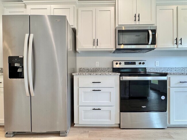 Building Photo - $500 RENT CREDIT | AVAILABLE NOW! (Pet Friendly)