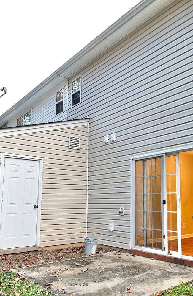 Building Photo - Spacious 3 Bedroom Townhome in Bridford Downs