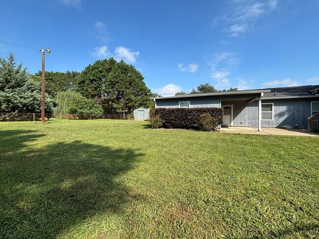 Building Photo - 560 Lee Byrd Rd