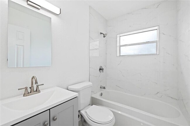 Building Photo - 583 NW 17th Pl