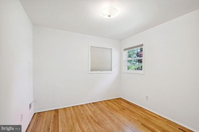 Building Photo - 5916 Greentree Rd