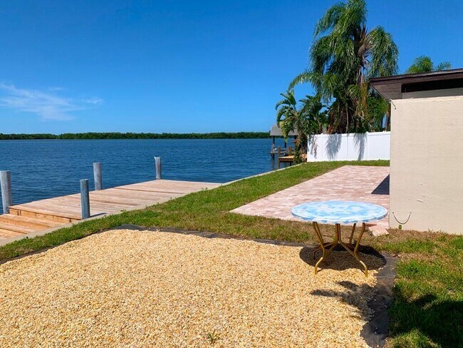 Building Photo - 560 Paula Ave