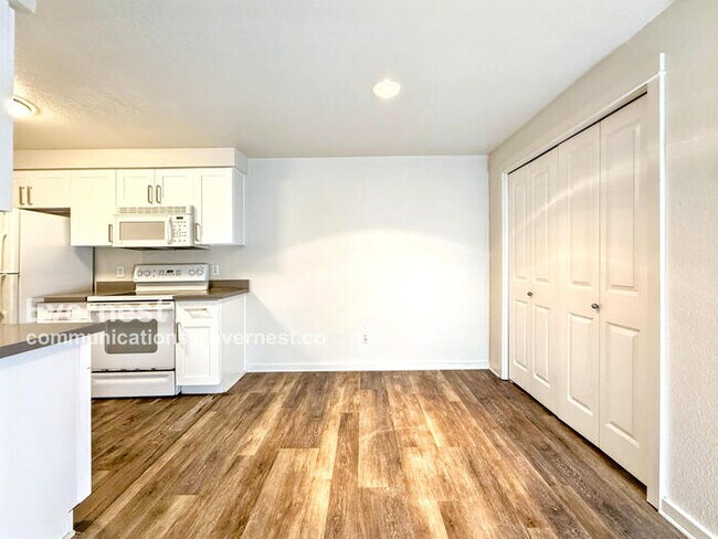 Building Photo - 916 3rd Ave