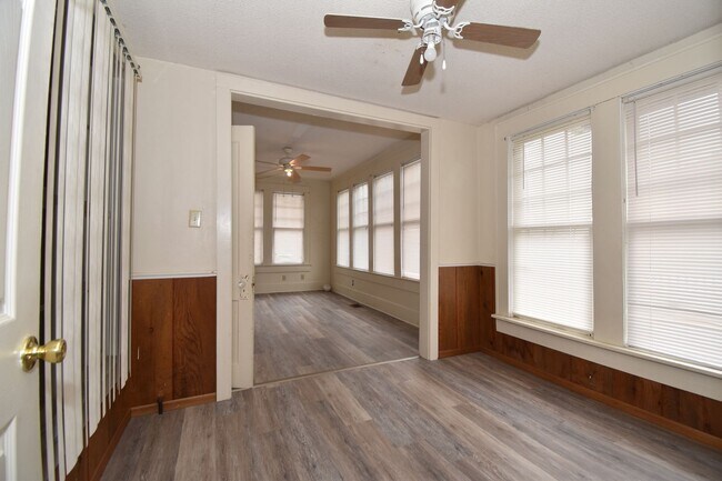 Building Photo - 615 S Vienna St