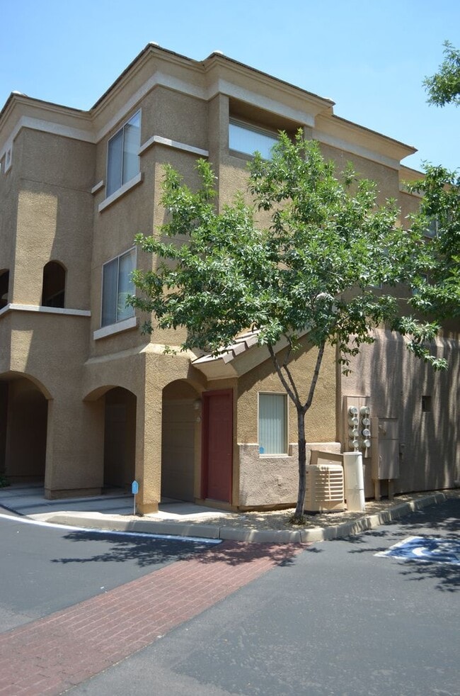 Building Photo - MOVE IN Special!!  Biltmore 2 bedroom!