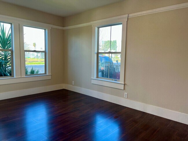 Building Photo - 1042 N Harrison Ave