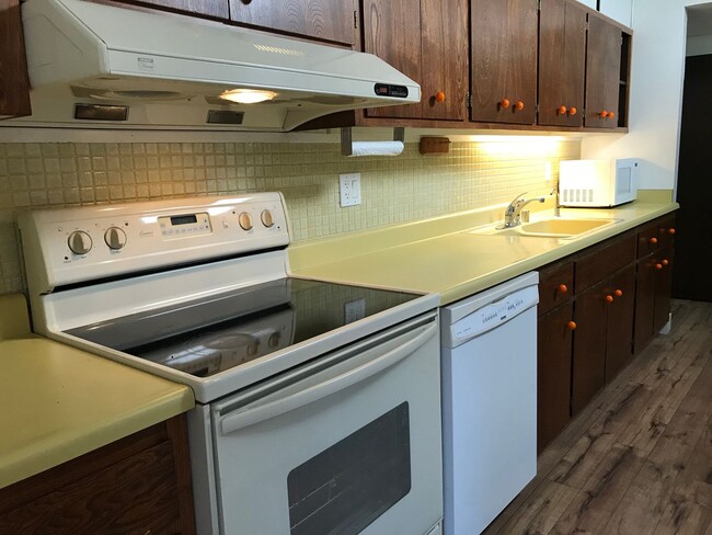 Building Photo - Sprawling 7 bedroom home available for sum...