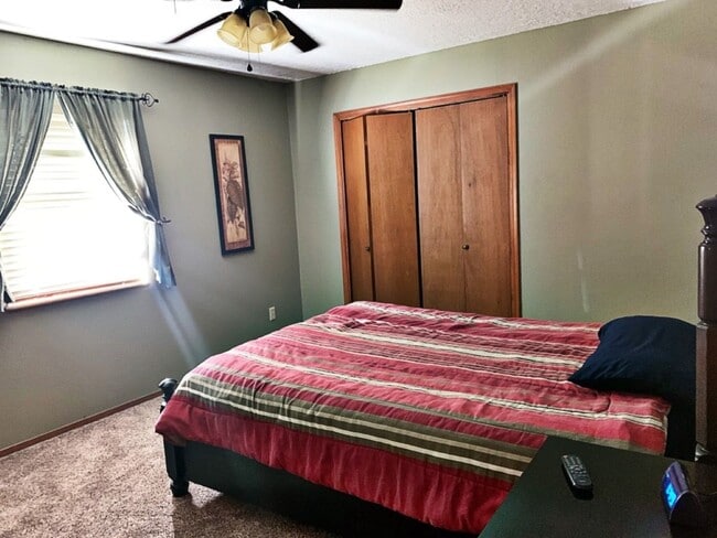 Building Photo - 3 Bedroom, 2 Bath, 2 car garage