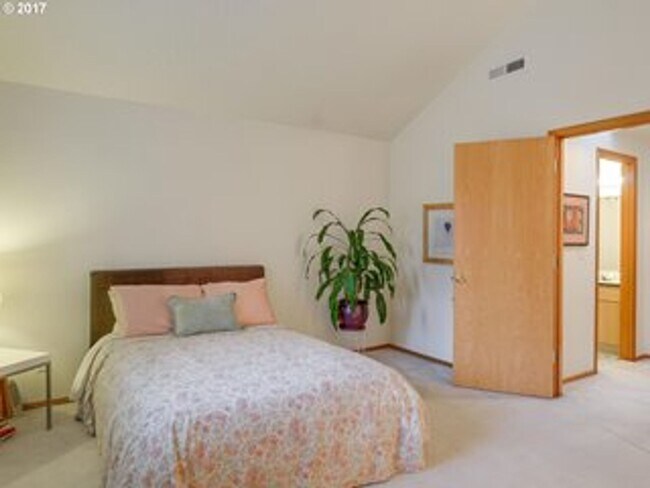 Building Photo - 9505 SW 47th Ave