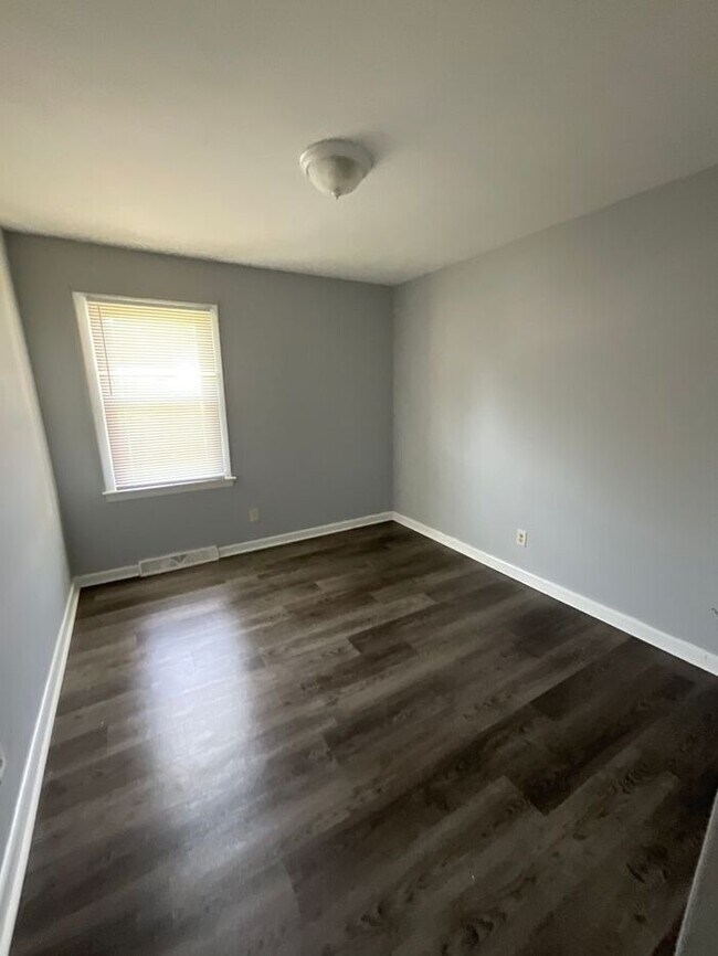 Building Photo - 3 bedrooms one bath apartment located in the Highlands, section of Portsmouth