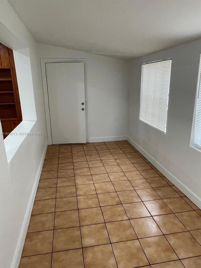 Building Photo - 846 SW 10th St