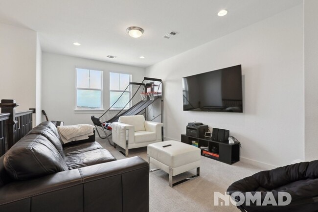 Building Photo - Spacious 5BR House in Buda