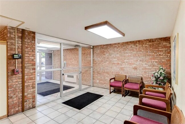 Building Photo - 329 Geneva Ave N