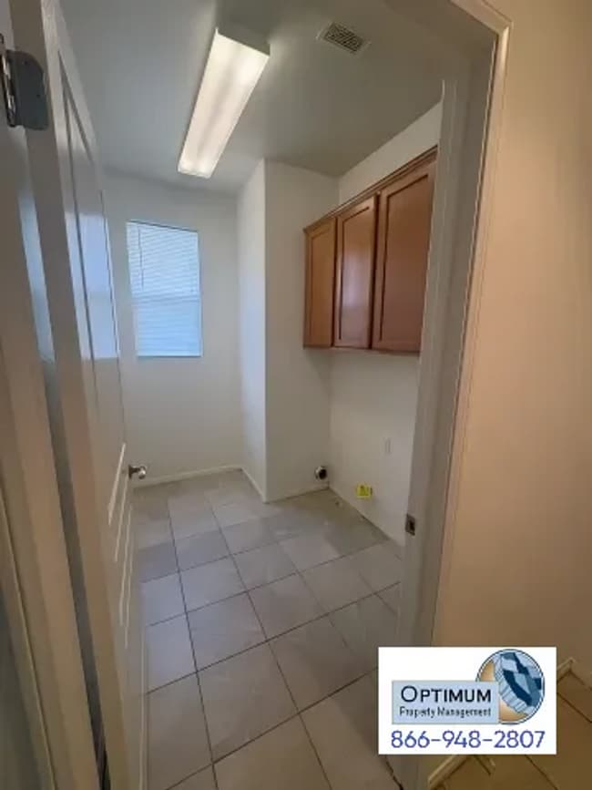 Building Photo - Beautiful 4-bedroom, 3-bathroom two-story home located in a desirable HOA community