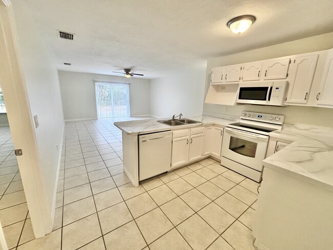 Building Photo - 492 Del Monte Rd