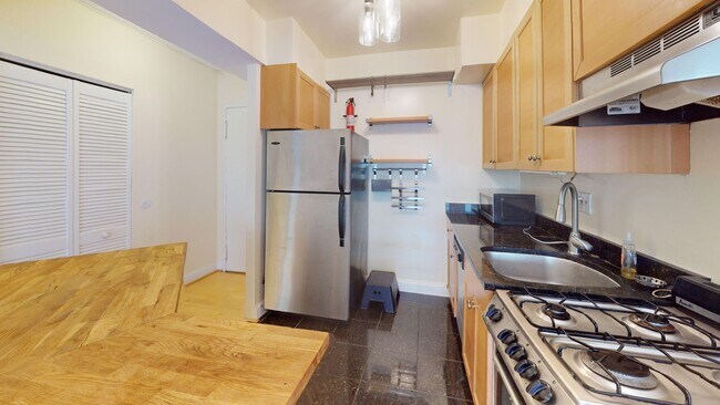 Building Photo - 1801 Clydesdale Pl NW