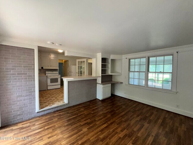 Building Photo - 218 Edgewood Dr