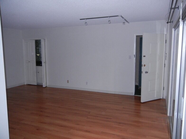 Building Photo - 12029 Goshen Ave