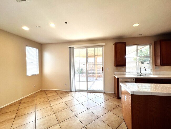 Building Photo - Beautiful 4 Bedroom, 3 Baths Single Family Home In North Fontana for Lease