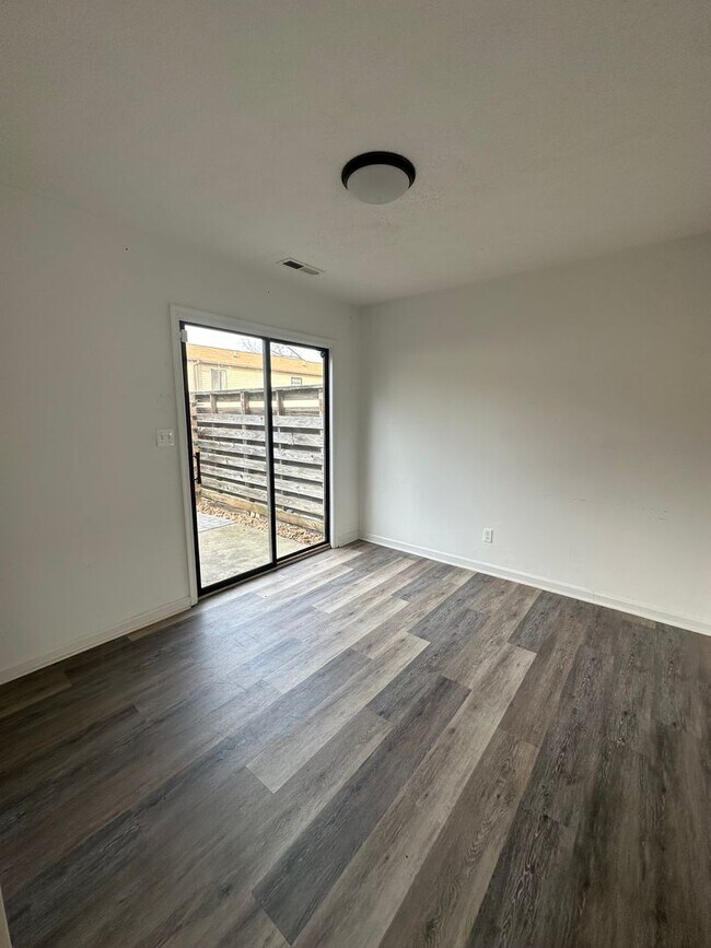 Building Photo - Country Place Townhomes - Off Lakeside Drive