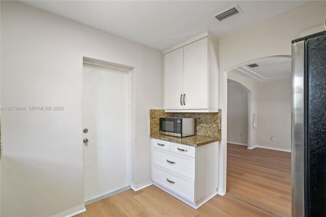 Building Photo - 2460 SW 24th St