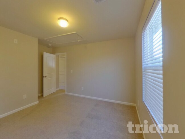 Building Photo - 117 Vermillian Dr