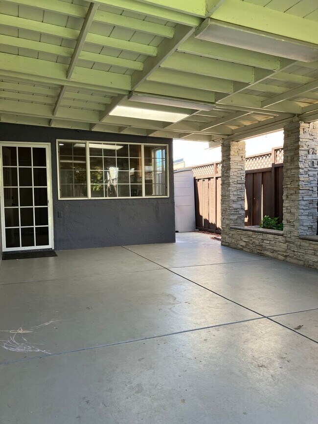 Building Photo - Nicely Updated 4-Bedroom House With Nice B...