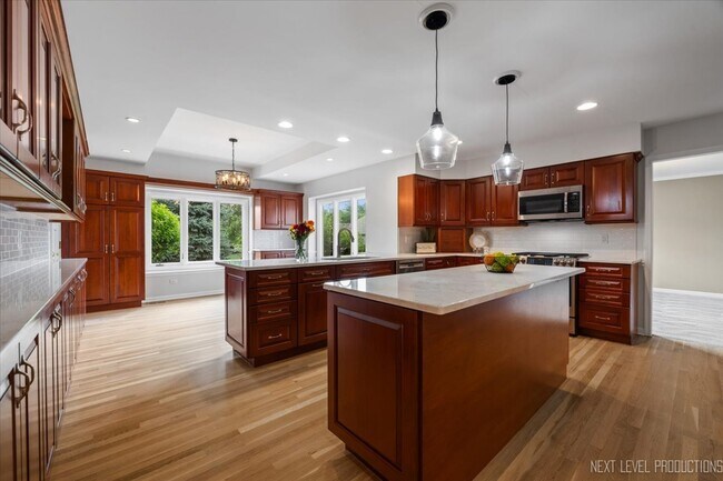 Building Photo - 2802 Wedgewood Dr