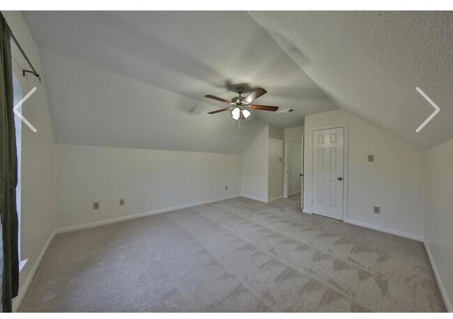 Building Photo - 6990 Oakwood Park