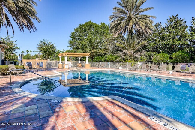 Building Photo - 605 Fairway Dr