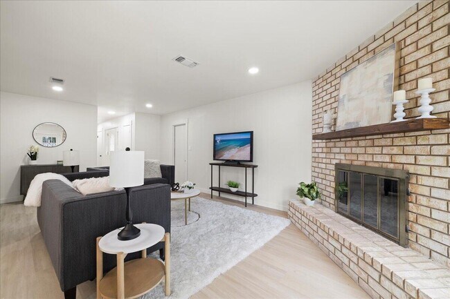 Building Photo - 403 Cheyenne Cir