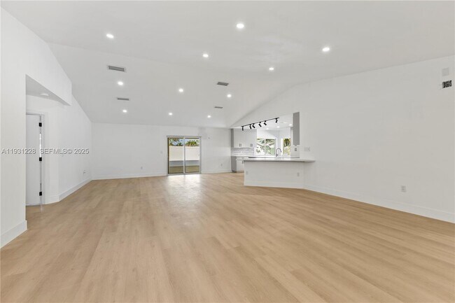 Building Photo - 16859 Crestview Ln