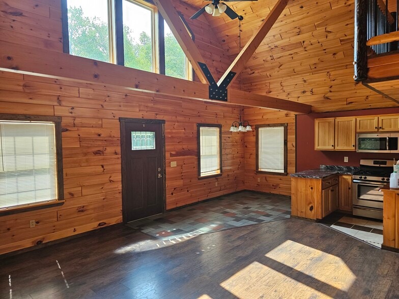 Primary Photo - 2058 E Clarendon Rd