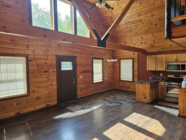 Building Photo - 2058 E Clarendon Rd