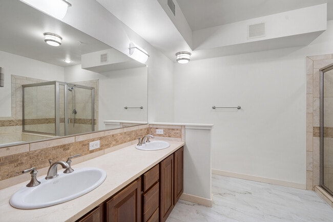 Building Photo - 355 W Waterside Dr