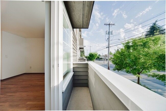 Building Photo - Nice 3 beds / 3.5 baths Townhouse in Green...