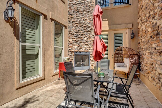 Building Photo - Gorgeous Townhome in The Villas of Hollytree!